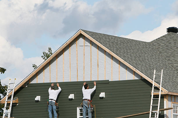 Professional Siding technician working in Carrollton, IL